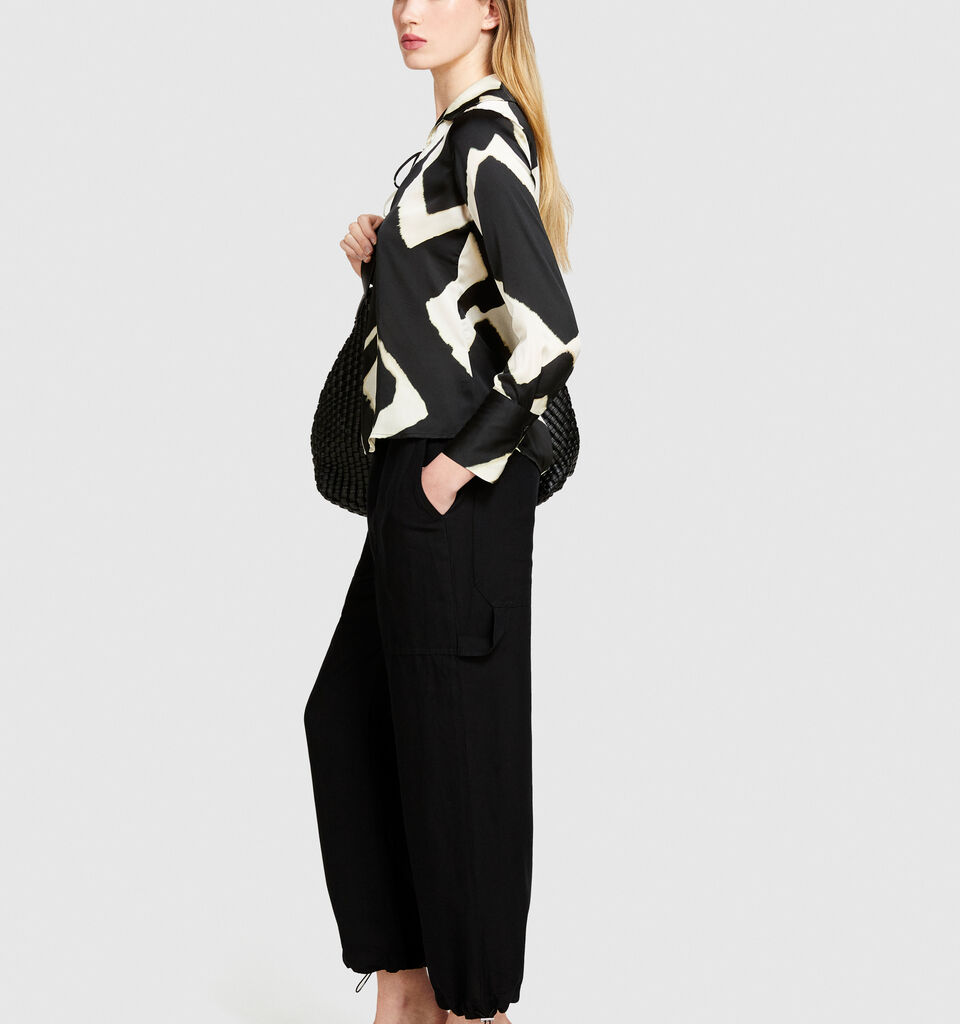 Linen blend cargo trousers - women's carrot fit trousers - Black | Sisley image number 2